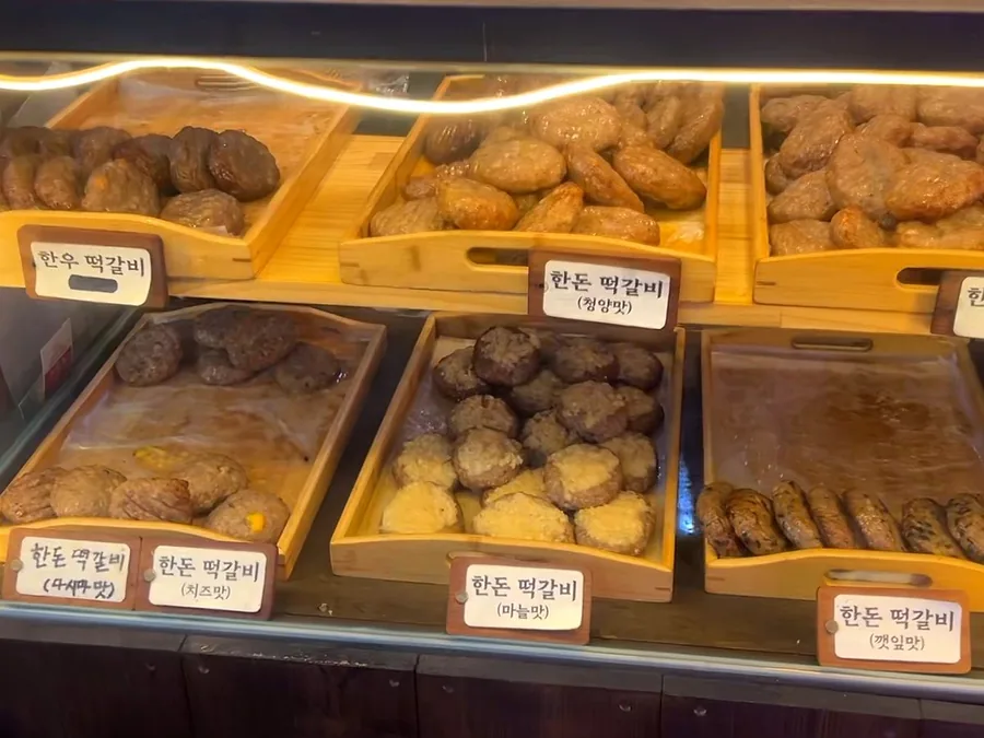 직영 매장 진열대의 한돈 떡갈비